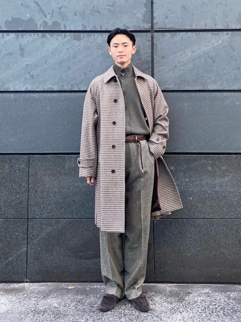 コートとストレートパンツの30代メンズコーデ