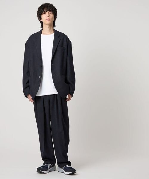 定番アイテムを着こなす男性