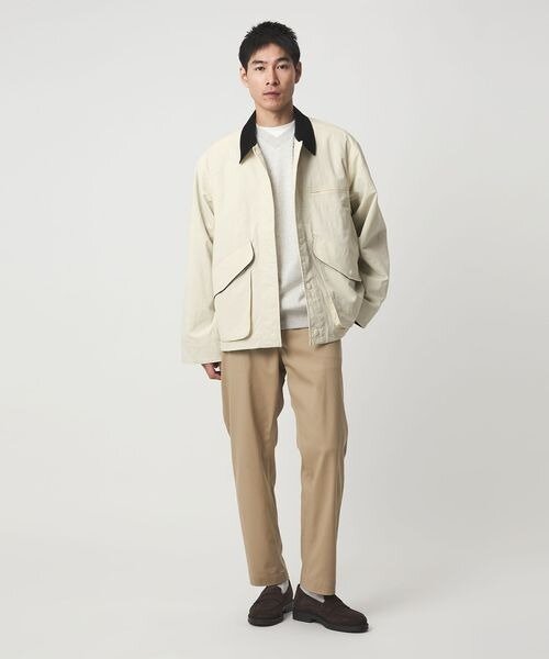 清潔感のあるシャツを着た男性