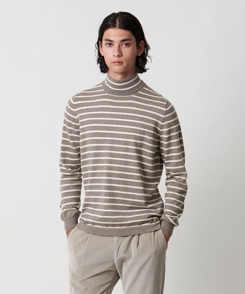 ボーダーのタートルネックを着た男性