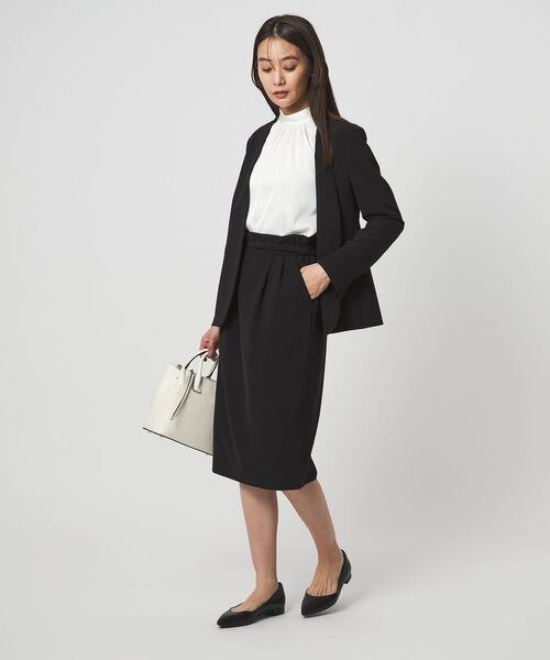 膝丈のフォーマルなスカートを着た女性