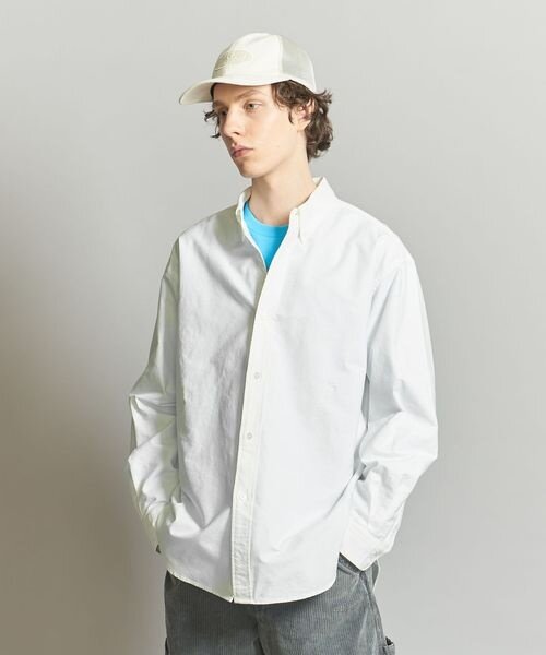 オックスフォードシャツを着た男性