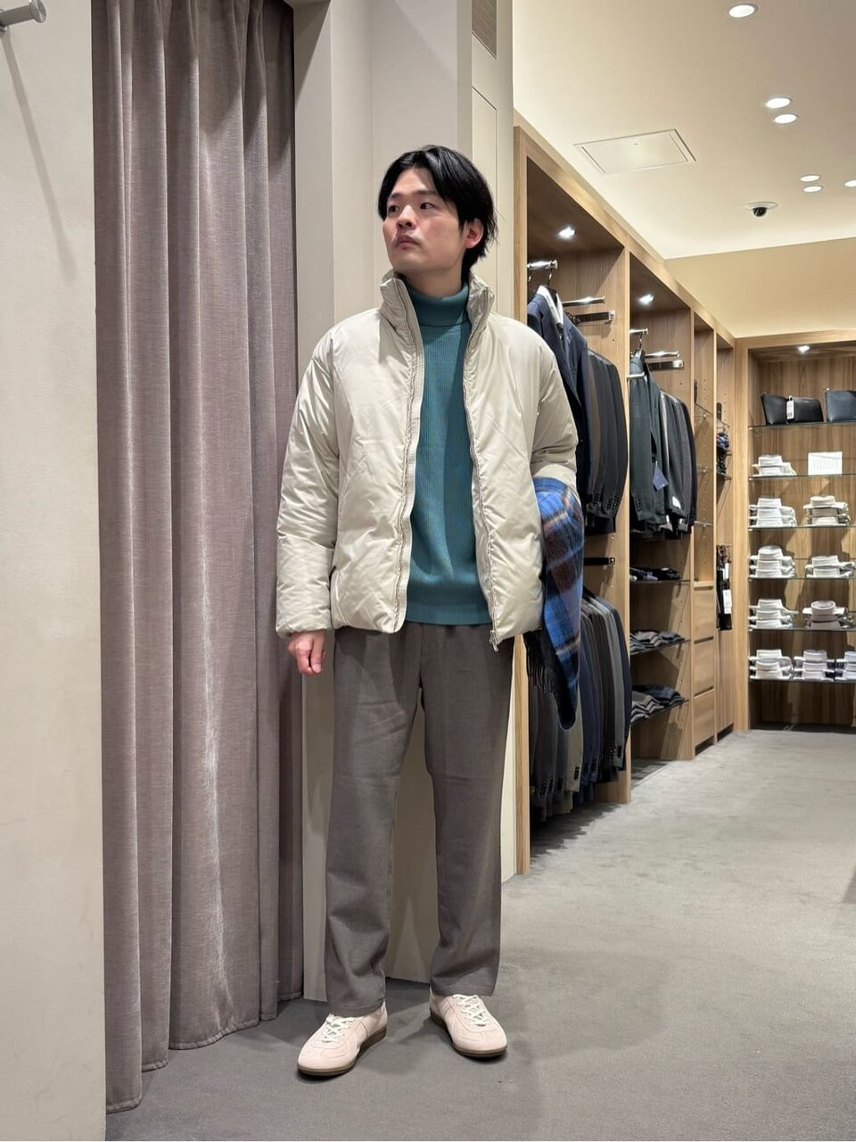 ダウンブルゾン×イージーパンツのコーデ