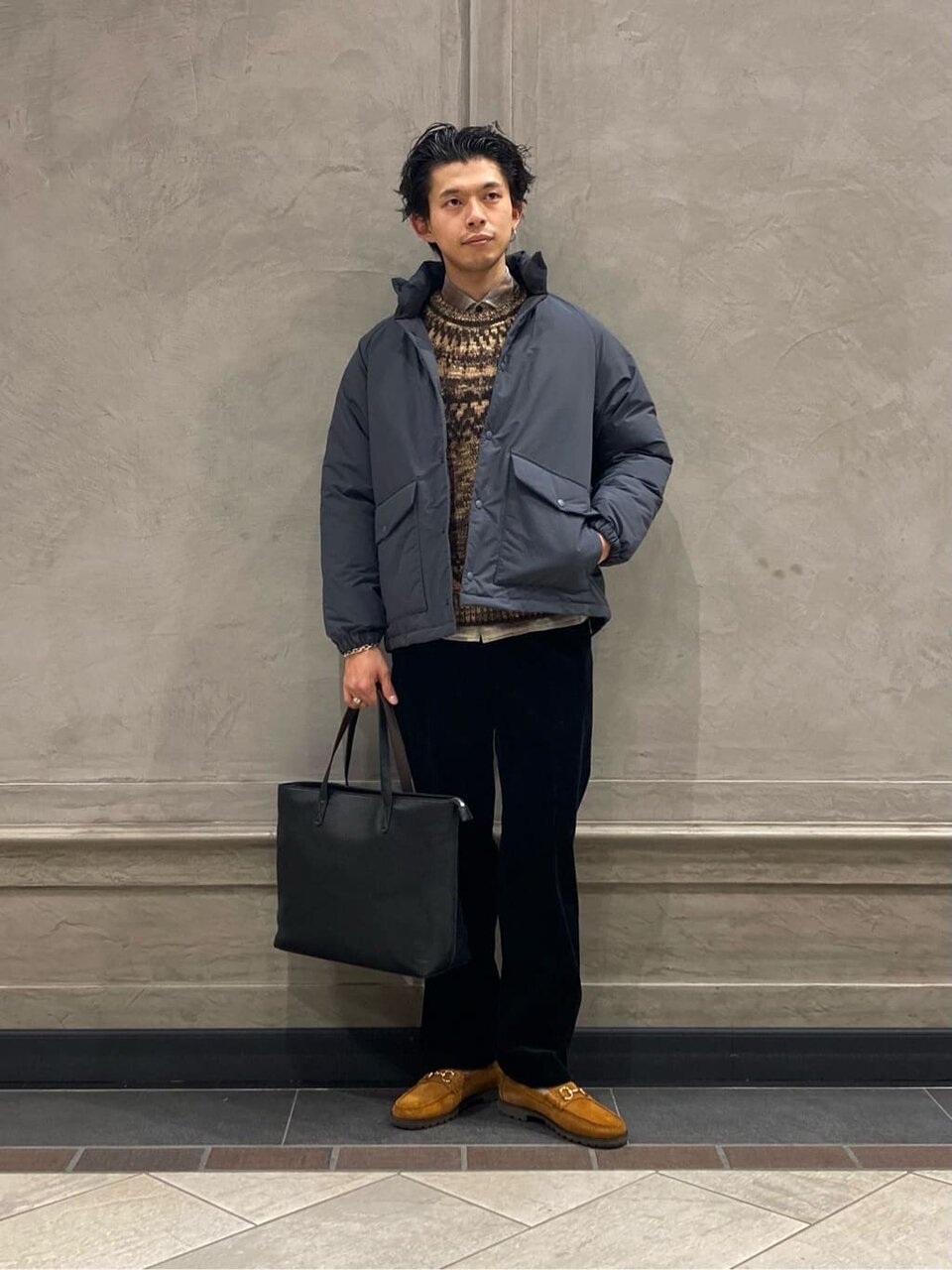 チェック柄のシャツ×ノルディック柄のニットのコーデ