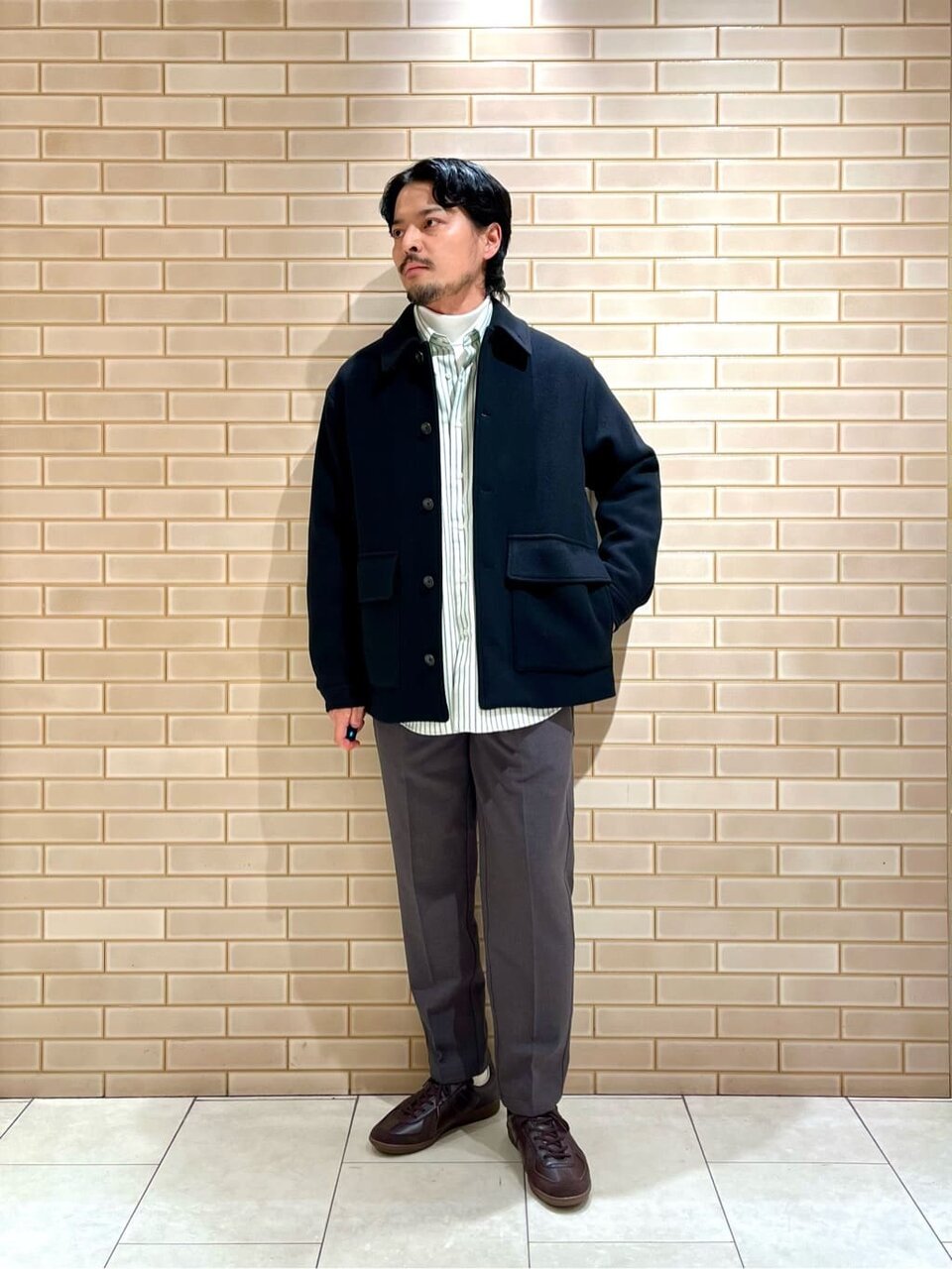 ストライプ柄のシャツ×カバーオールのコーデ