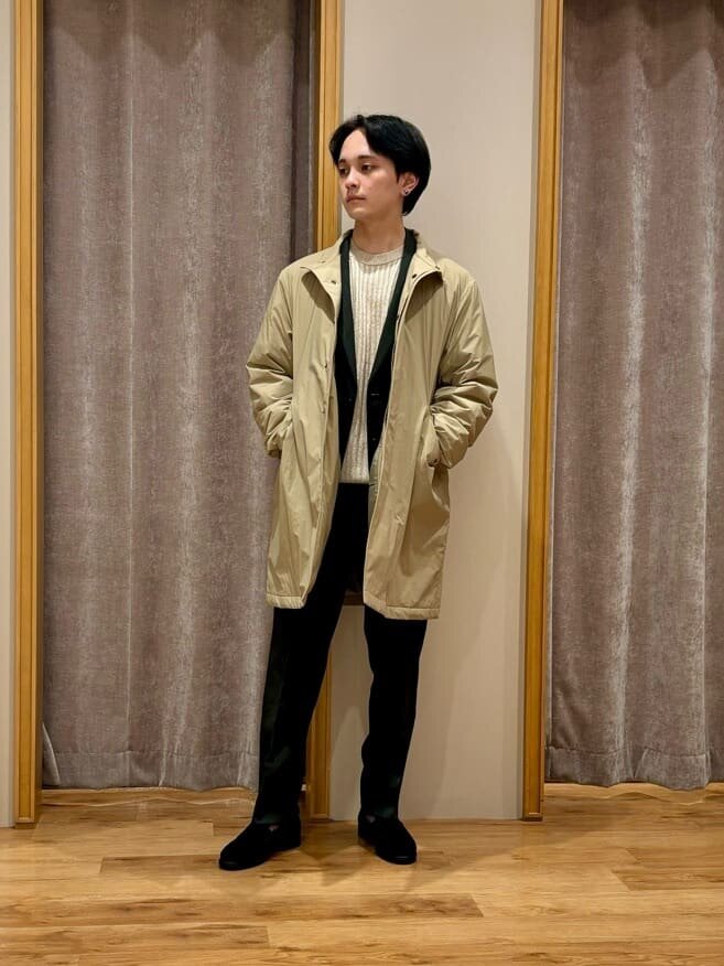 ベージュのニット×ベージュのスタンドコートのコーデ