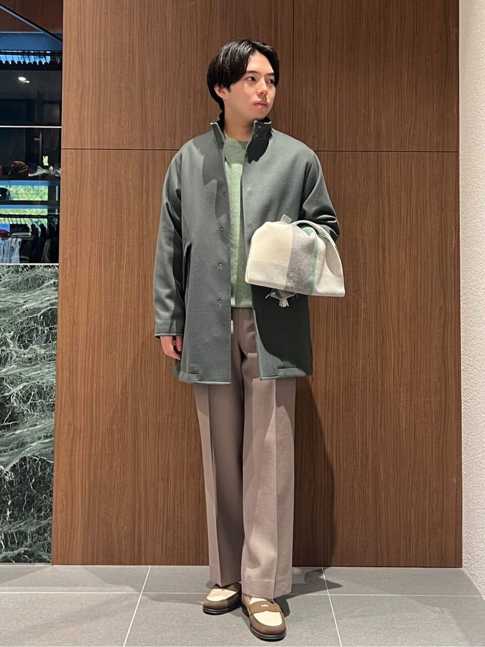 ライムグリーンのニット×グリーンのミリタリーコートのコーデ