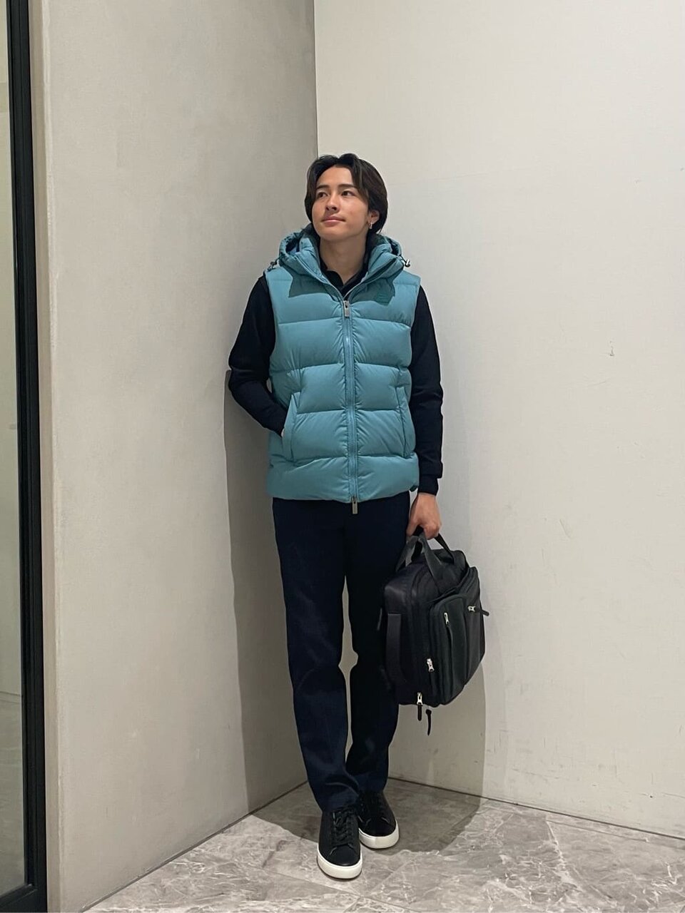 ダウンベスト×テーパードパンツのコーデ