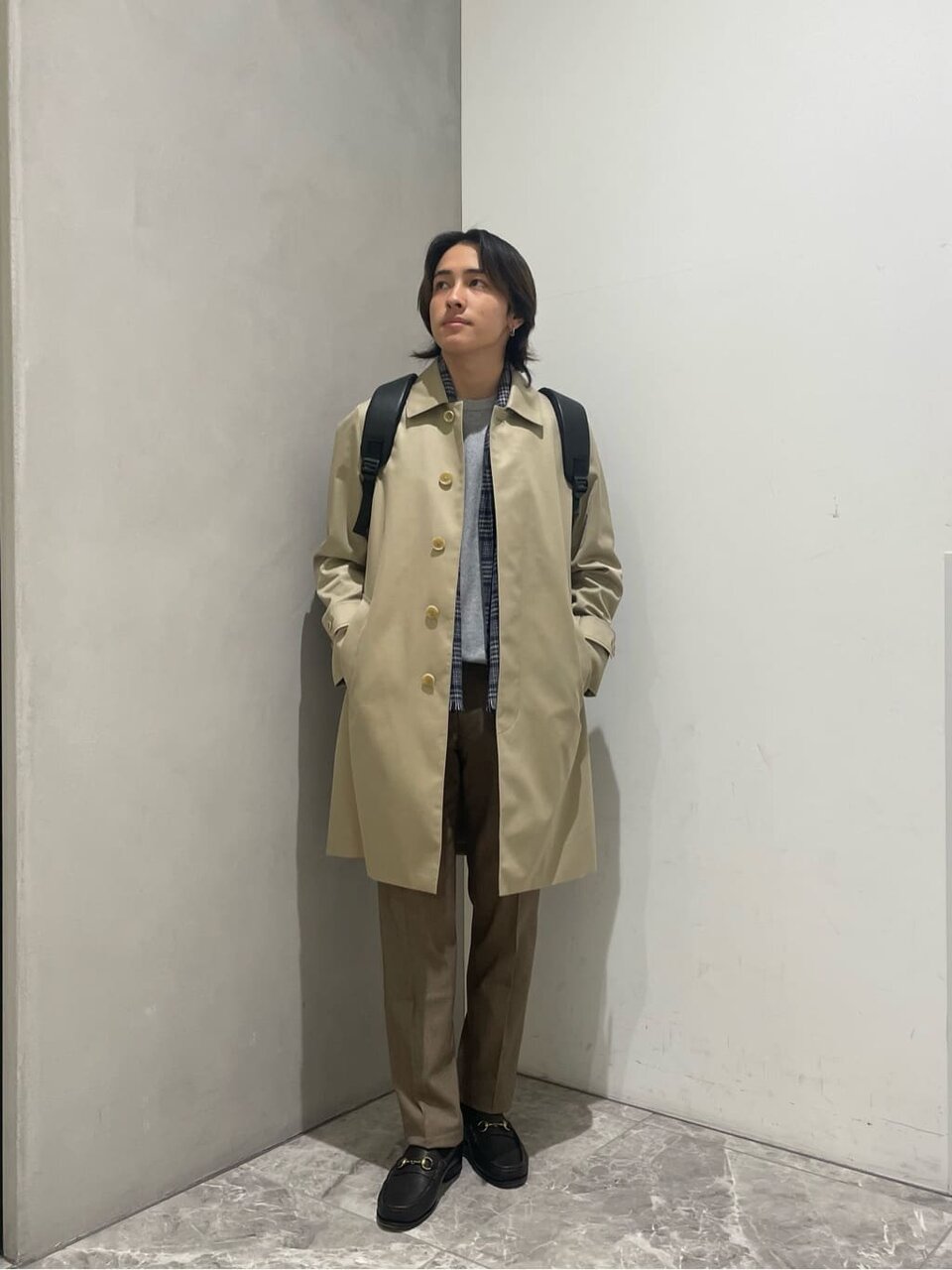 ステンカラーコート×スラックスのコーデ