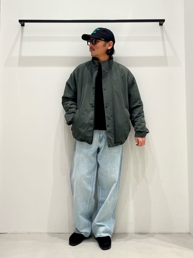 ブルゾン×デニムパンツのコーデ
