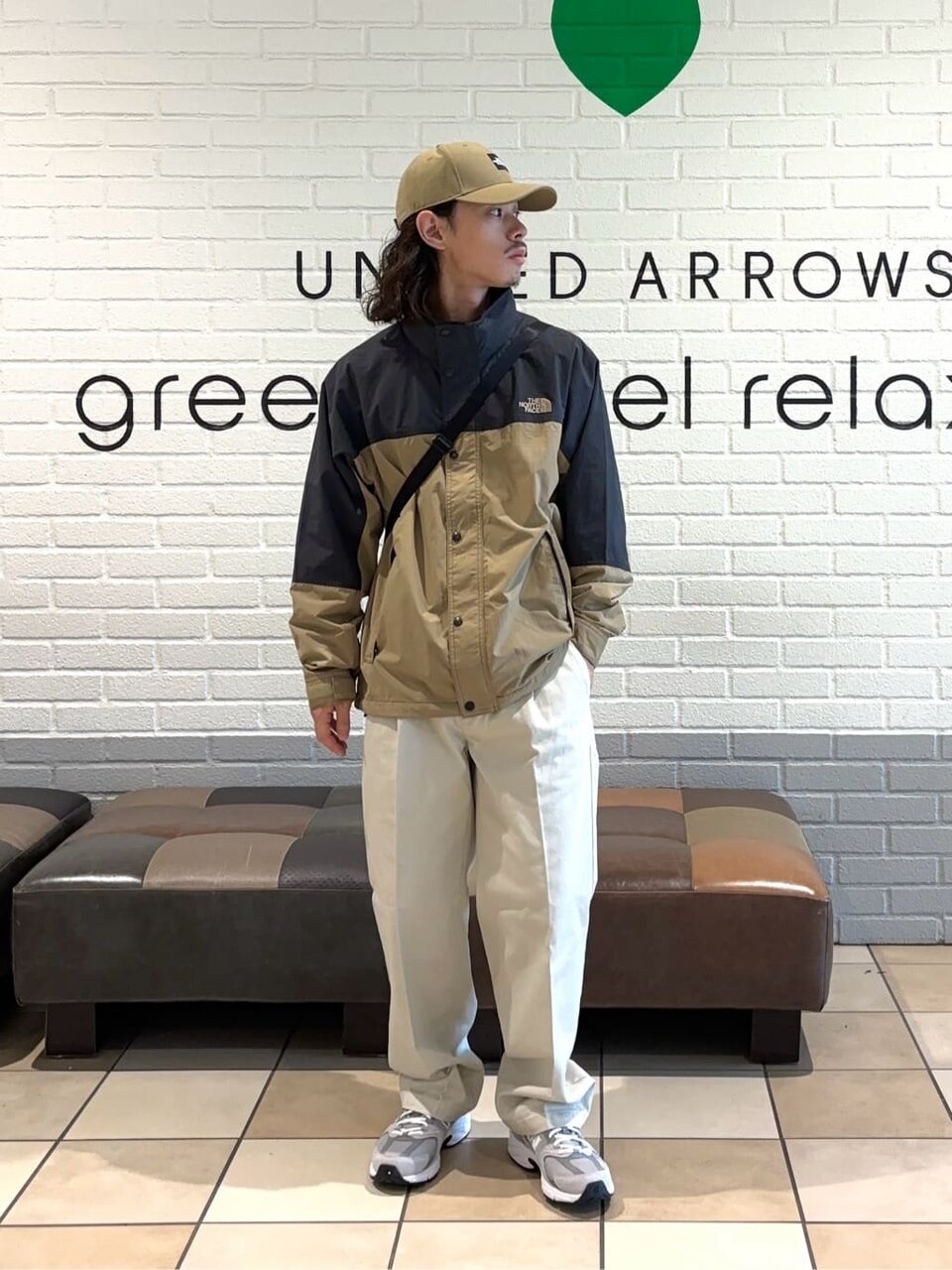 ウインドブレーカー×チノパンツのコーデ