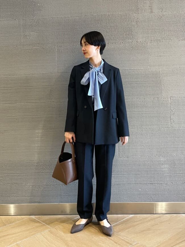 ジャケットとテーパードパンツの卒園式・卒業式コーデ
