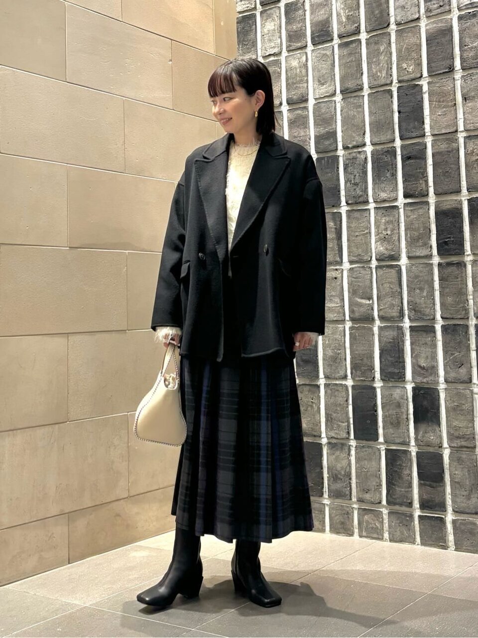 テーラードコート×チェック柄プリーツスカートのコーデ