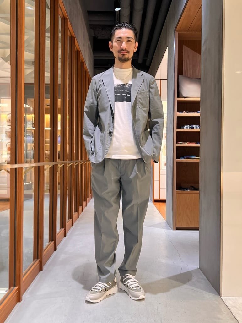 ジャケットとグレーパンツを着た男性