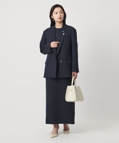 ネイビーのワンピースにジャケットを羽織ったコーデ