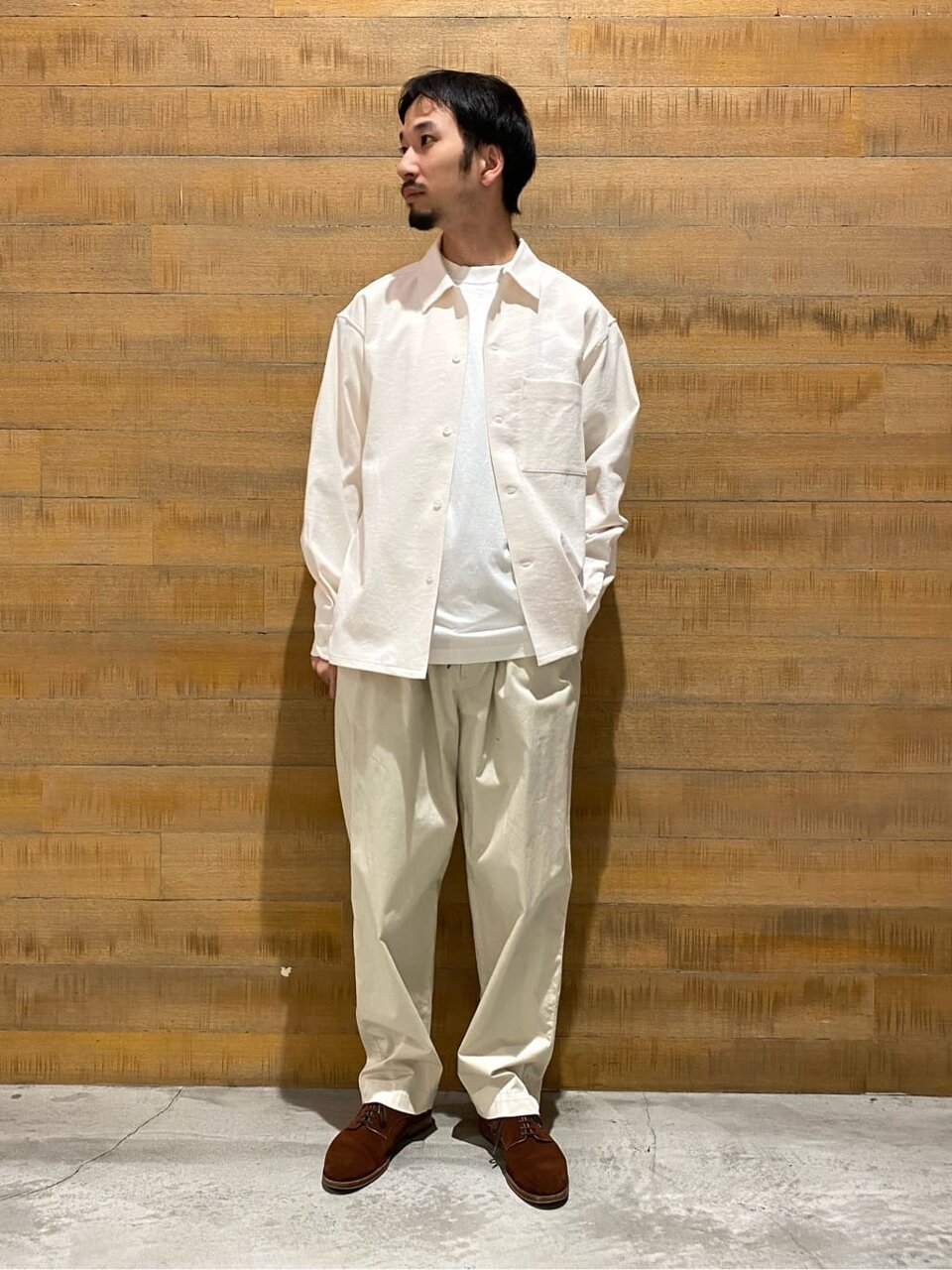 フードコートとスラックスを着た男性