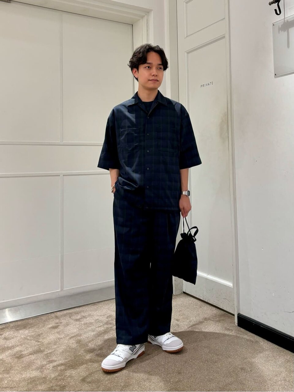 ポロシャツとスラックスを着た男性