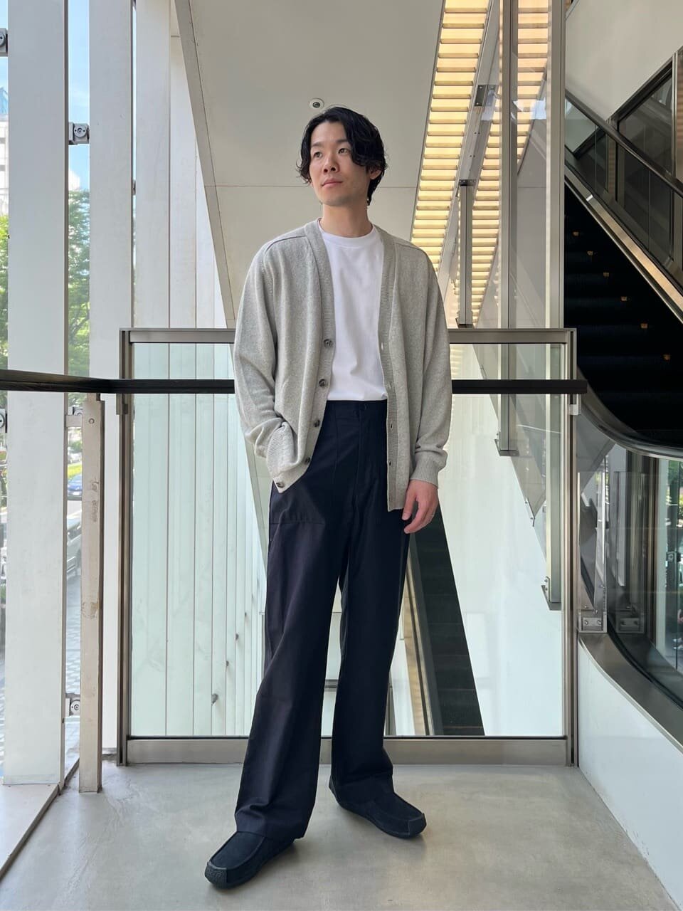 ポロシャツとスラックスを着た男性