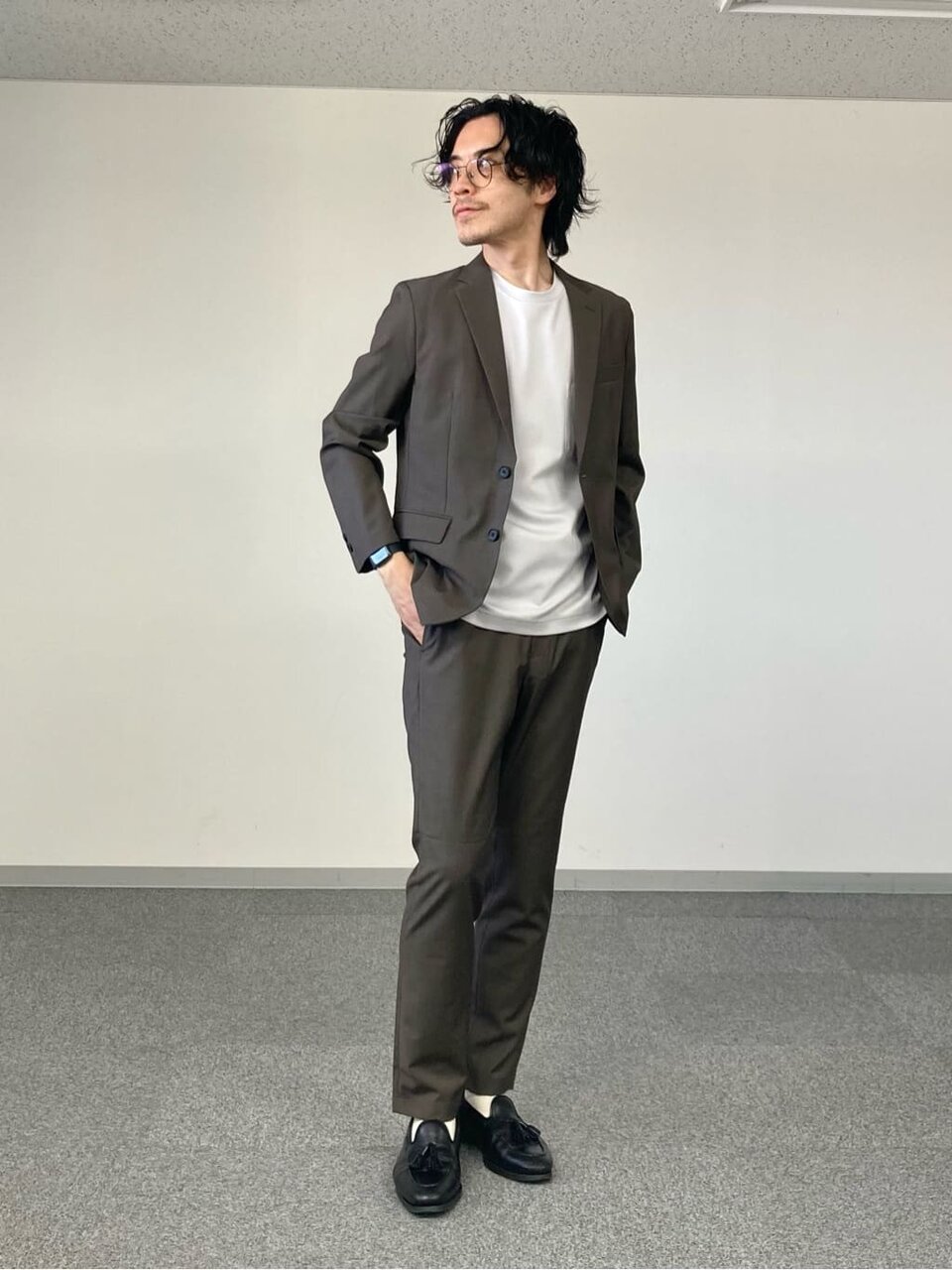 ポロシャツとスラックスを着た男性