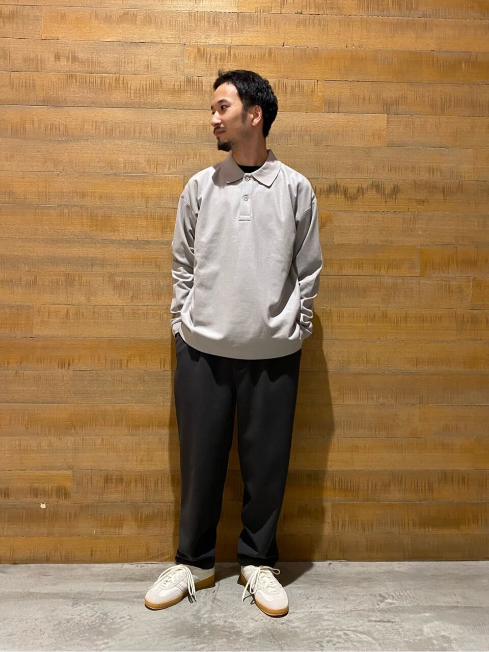 ポロシャツとスラックスを着た男性