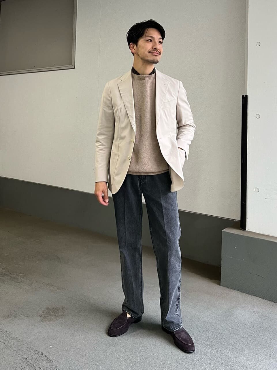 ポロシャツとスラックスを着た男性