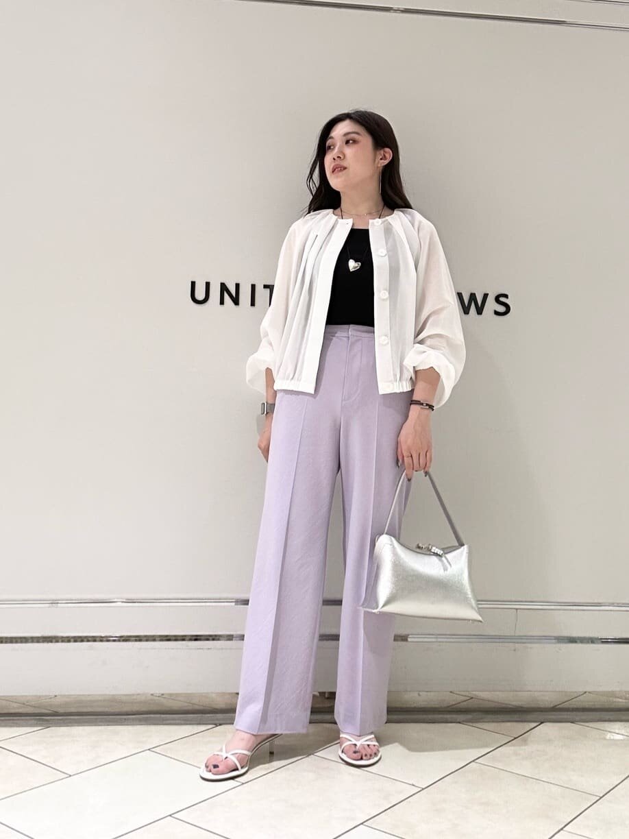 ライラックのワイドパンツ×白のシャツブルゾンのコーデ