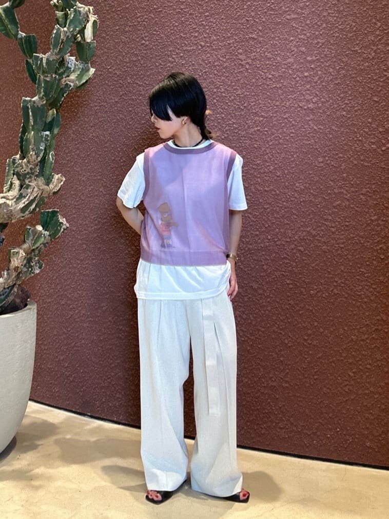 ライラックのベスト×オフホワイトのパンツのコーデ