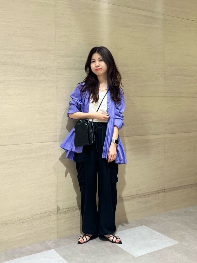 ライラックのブラウス×黒のカーゴパンツのコーデ