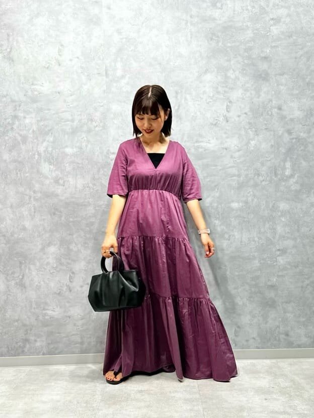ライラックのワンピース×黒の小物のコーデ