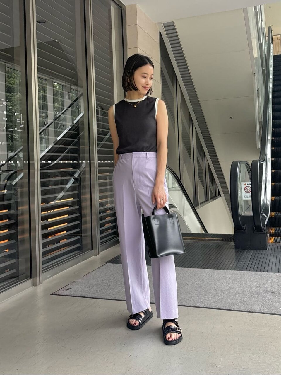 ライラックのワイドパンツ×ダークグレーのカットソーのコーデ