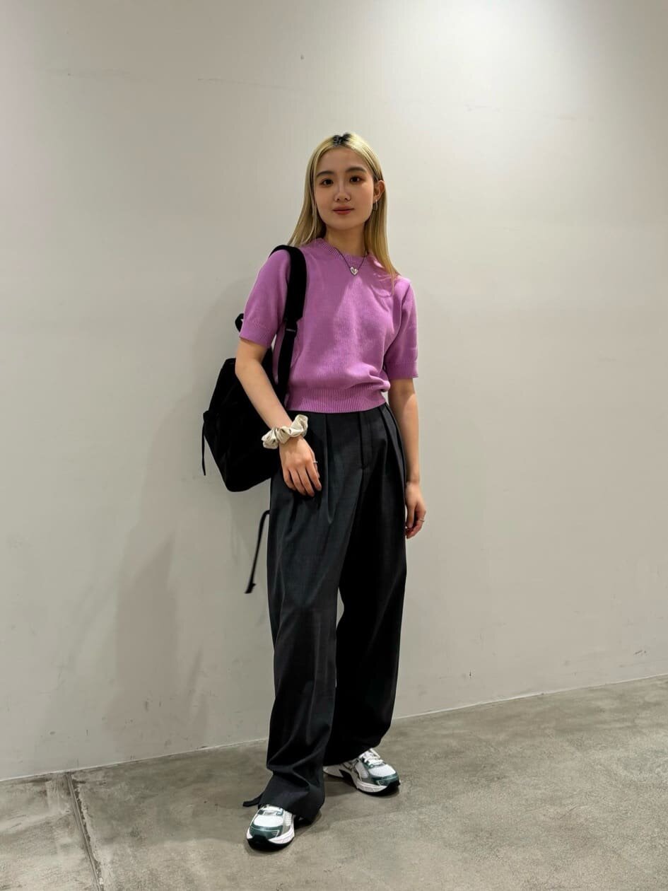 ライラックのニット×ダークグレーのワイドパンツのコーデ