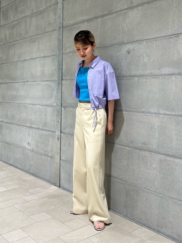 ライラックのシャツ×ターコイズのキャミソールのコーデ