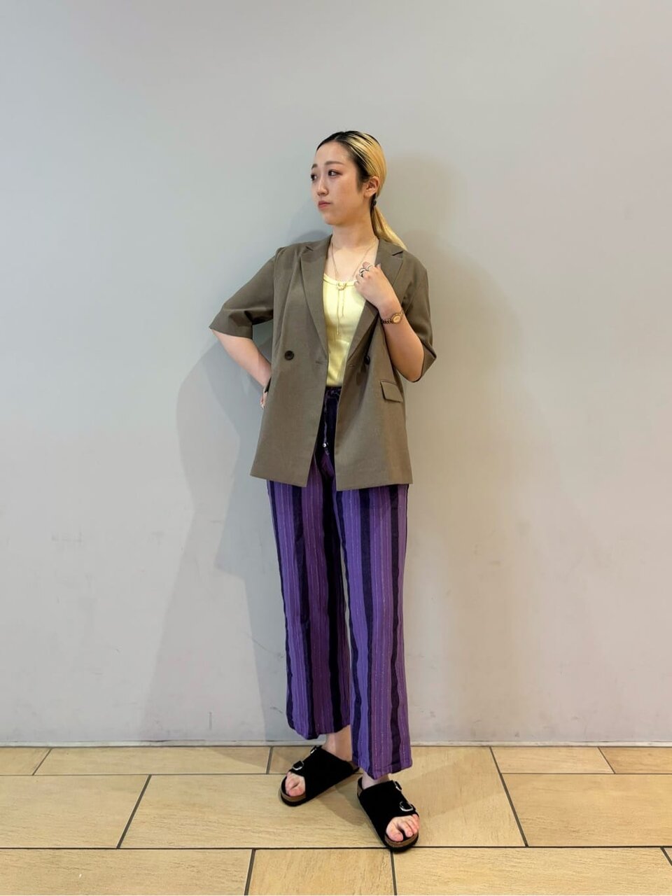 紫のストライプ柄パンツ×イエローのタンクトップのコーデ