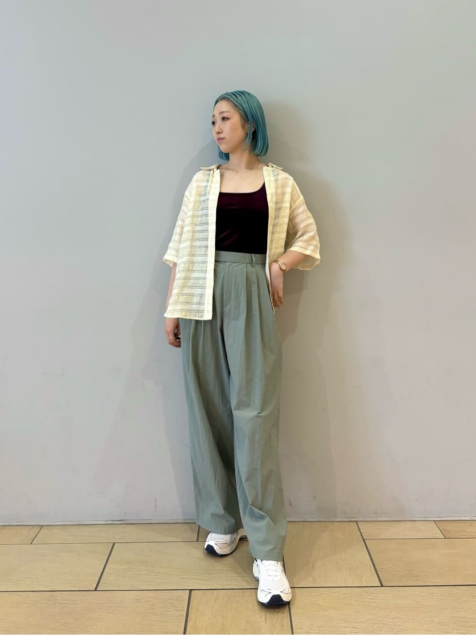 紫のタンクトップ×ライムグリーンのパンツのコーデ