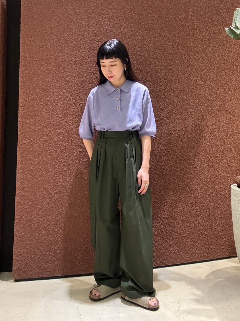 ライラックのポロシャツニット×オリーブグリーンのパンツのコーデ