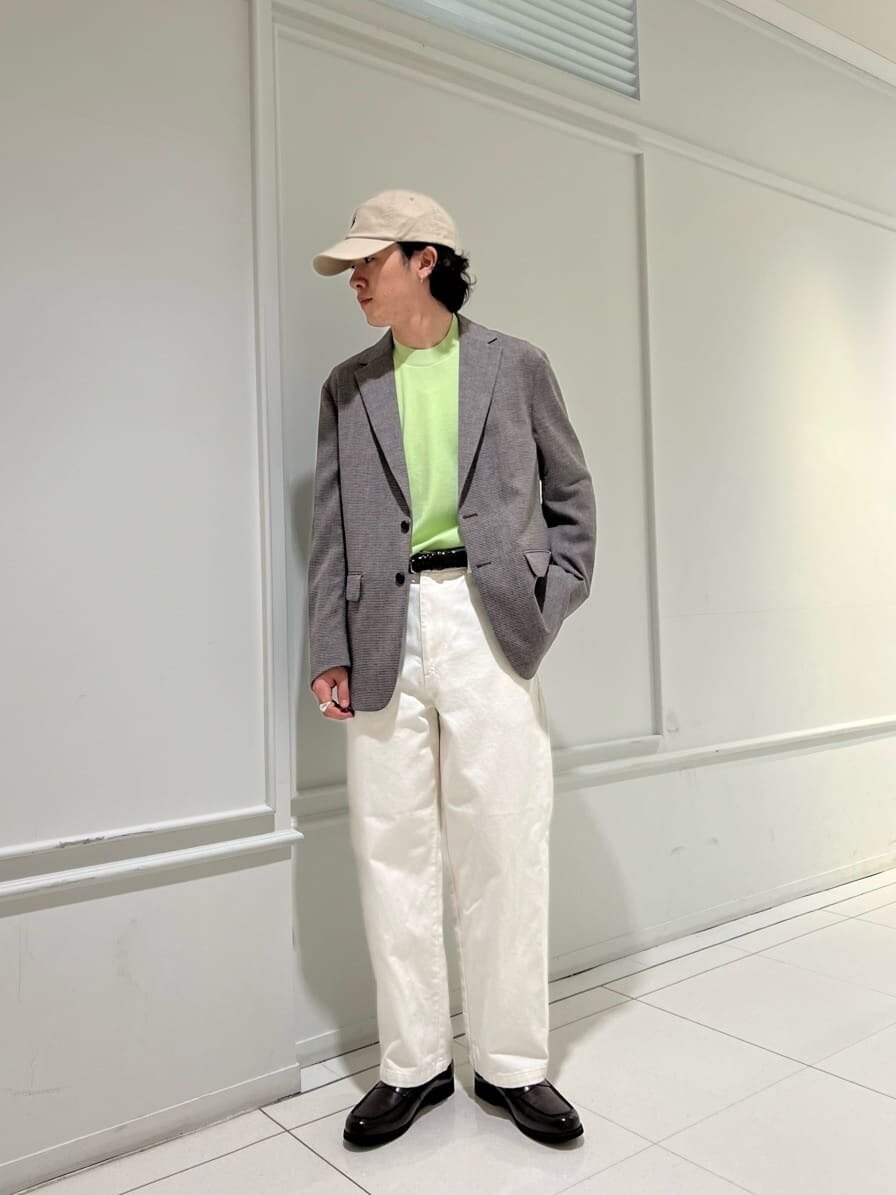 テーラードジャケットを着こなす男性