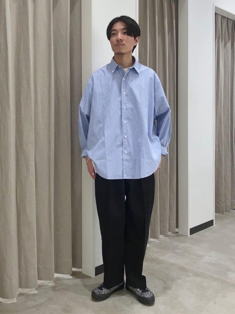 ストライプシャツとチノパンをあわせた大人カジュアルコーデ