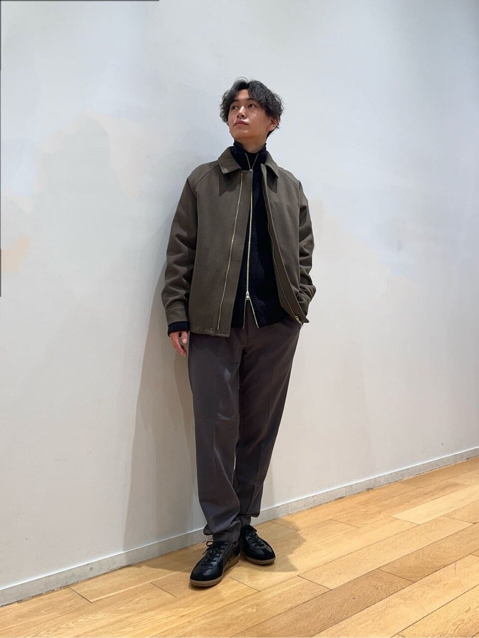 ブルゾンジャケットを着こなす男性