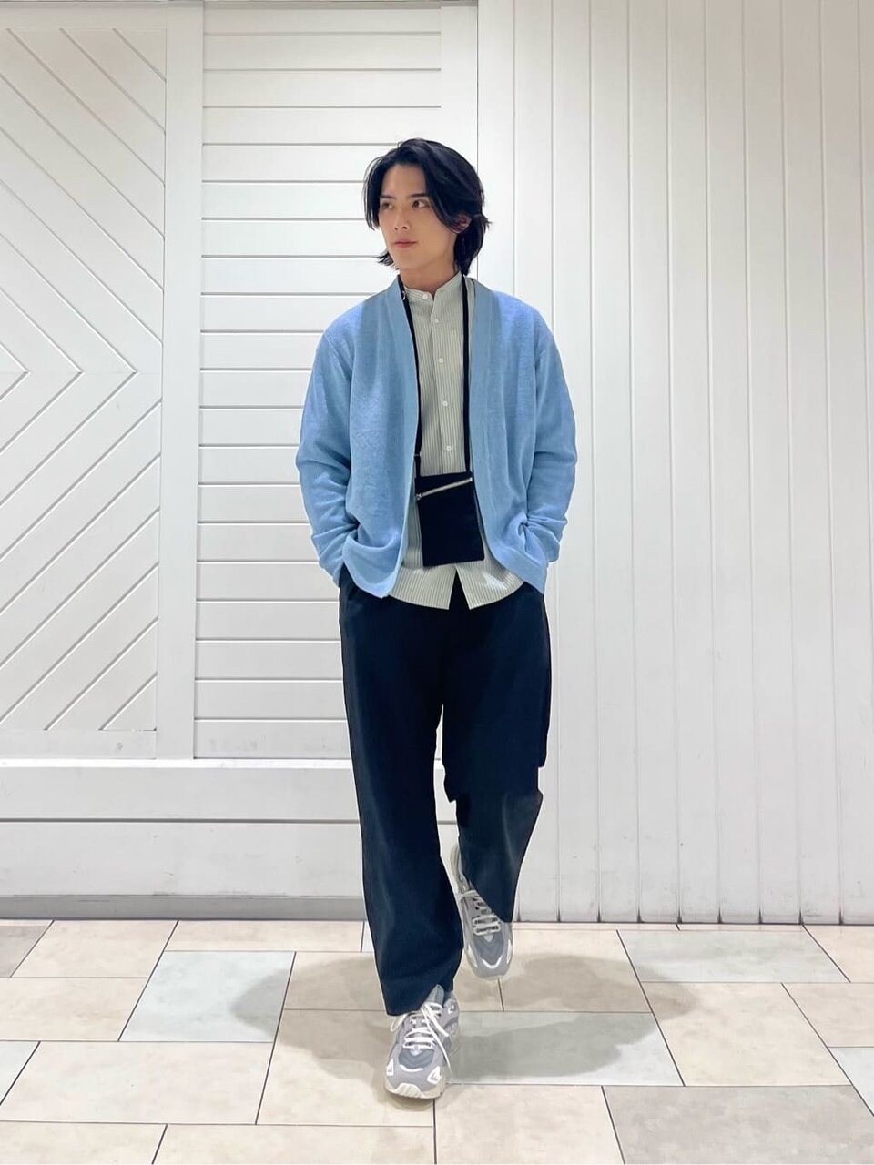 カーディガンで春コーデをしている男性