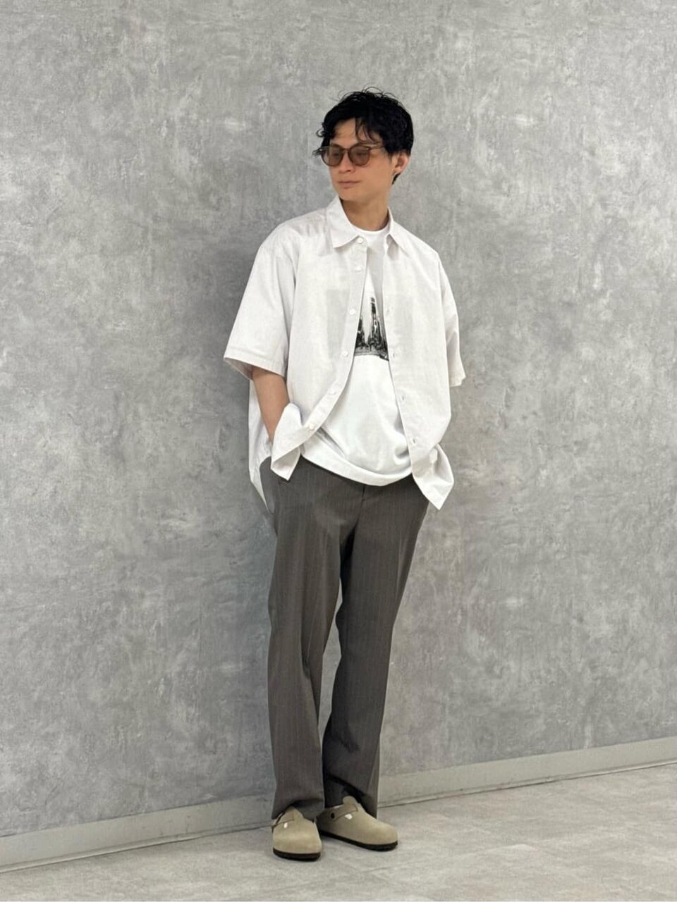 爽やかなシャツを着ている男性