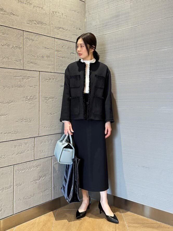 ツイード調ジャケットにタイトスカートをあわせたコーデ