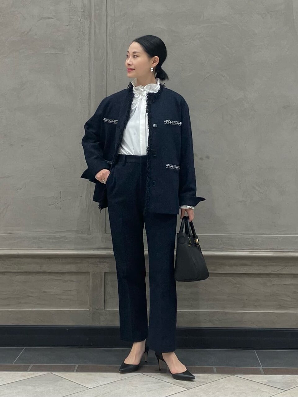 ツイードジャケットに同素材のパンツをあわせたコーデ