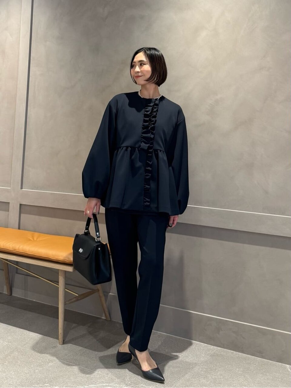 ペプラムジャケットにテーパードパンツをあわせたコーデ