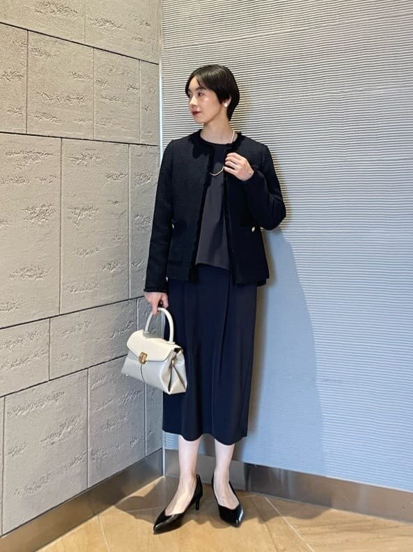 黒のワンピースにジャケットをあわせたコーデ