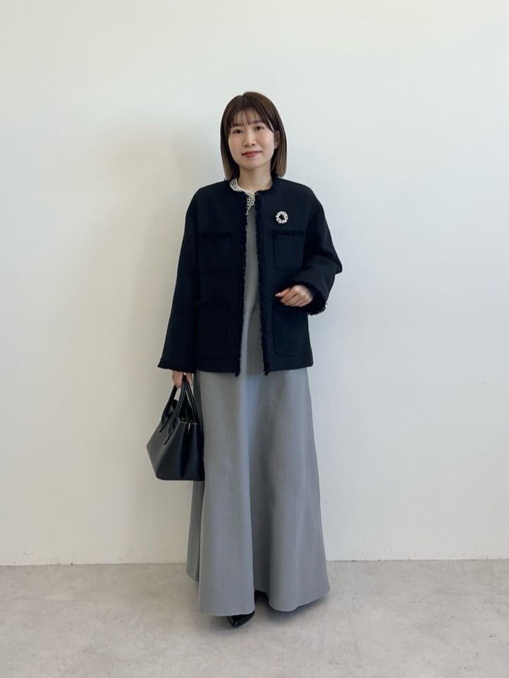 グレーのスカートにジャケットをあわせたコーデ