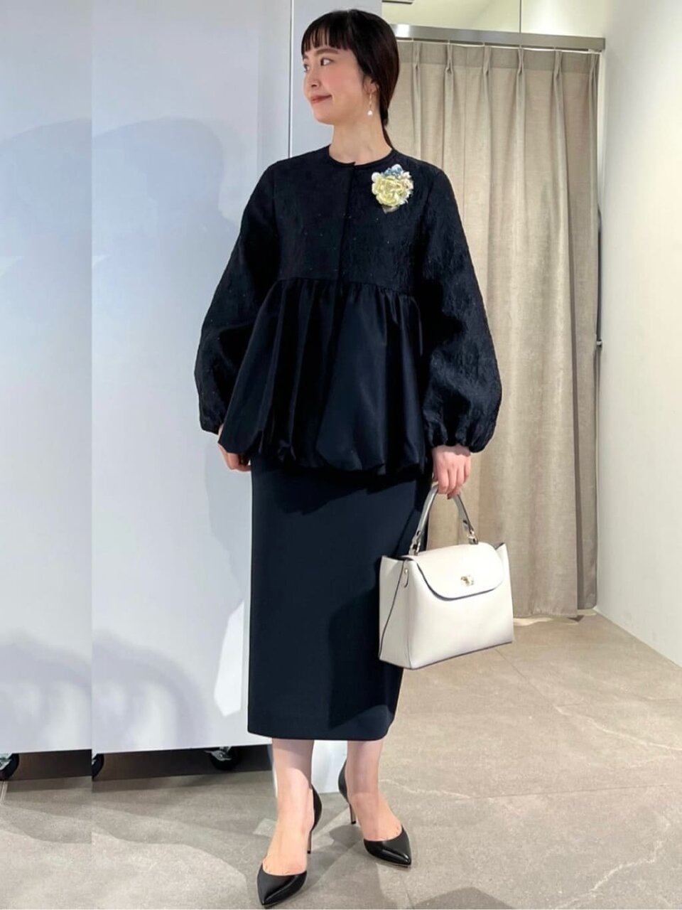 ペプラムのジャケットにタイトスカートをあわせたコーデ