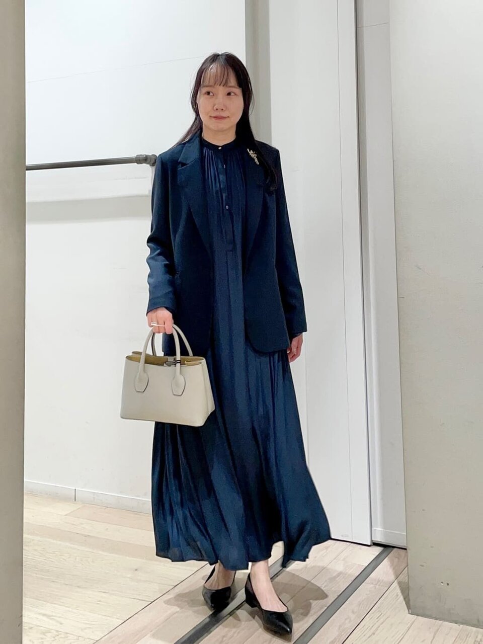 ネイビーのワンピースにジャケットをあわせたコーデ