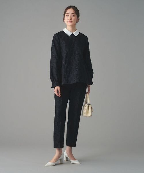 サイズの合ったセットアップを着た女性