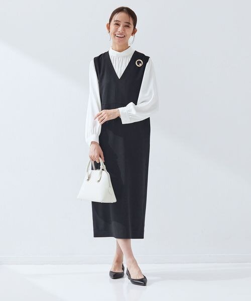 ブラウスとバッグを明るい色にしたコーデ