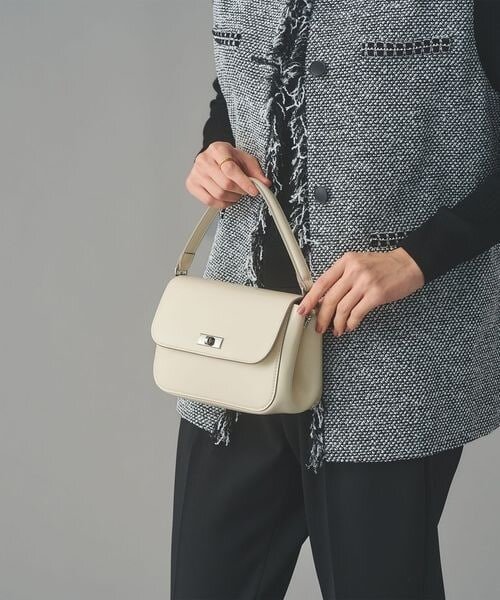 小ぶりなバッグを持った女性